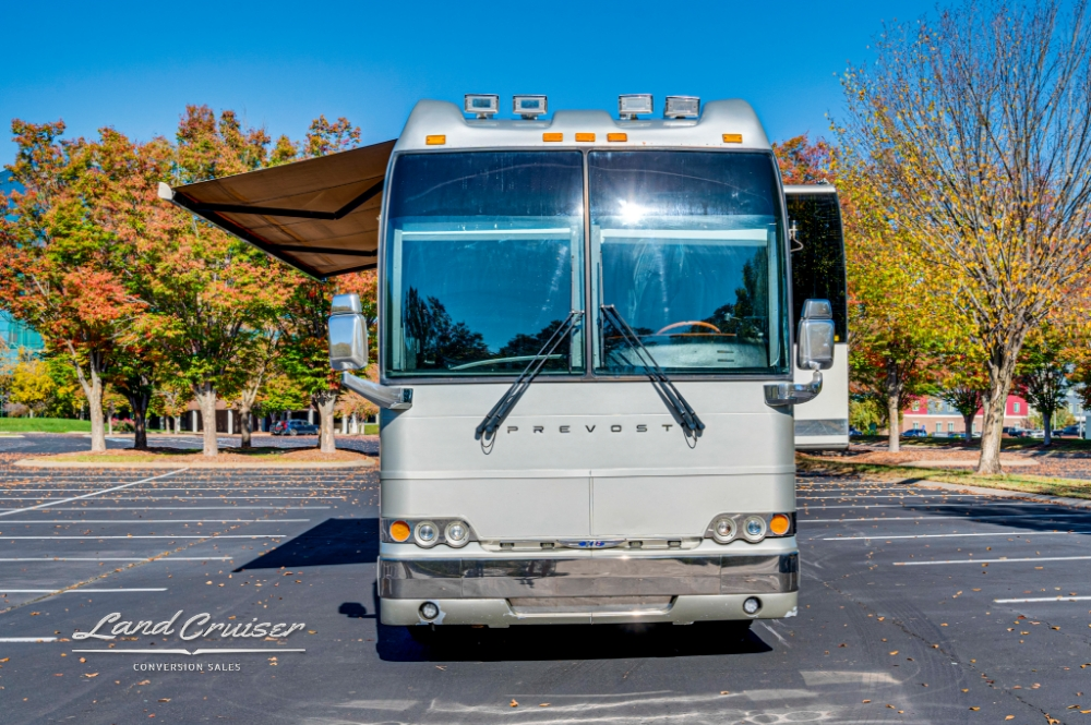 Front of a 2006 Prevost XLII tour bus, showcasing its iconic design.