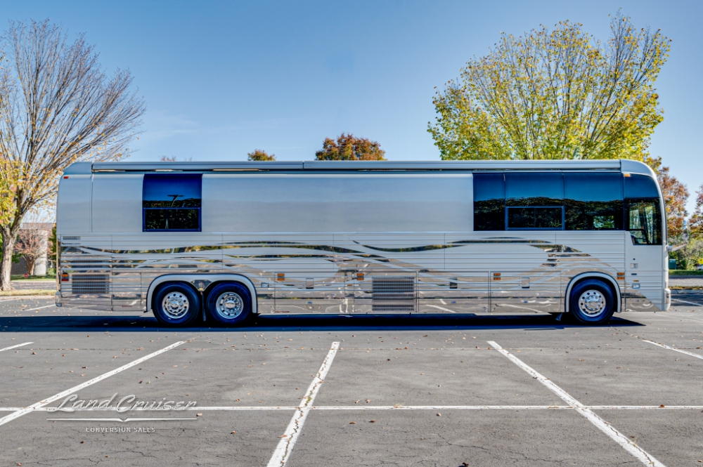 Side profile of 2006 Prevost entertainer bus, built for long-haul comfort.