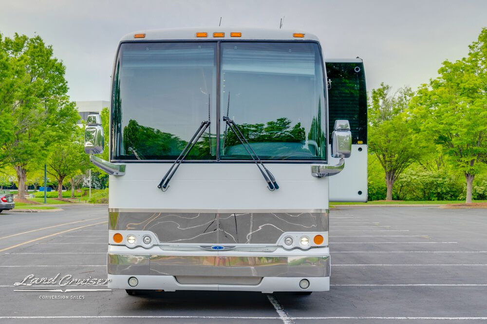 Head-on view of 2004 Prevost XLII Shogun bus with panoramic windshield and chrome front bumper