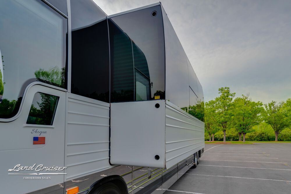 Close-up of single super slide and dual-pane windows on 2004 Prevost XLII entertainer coach