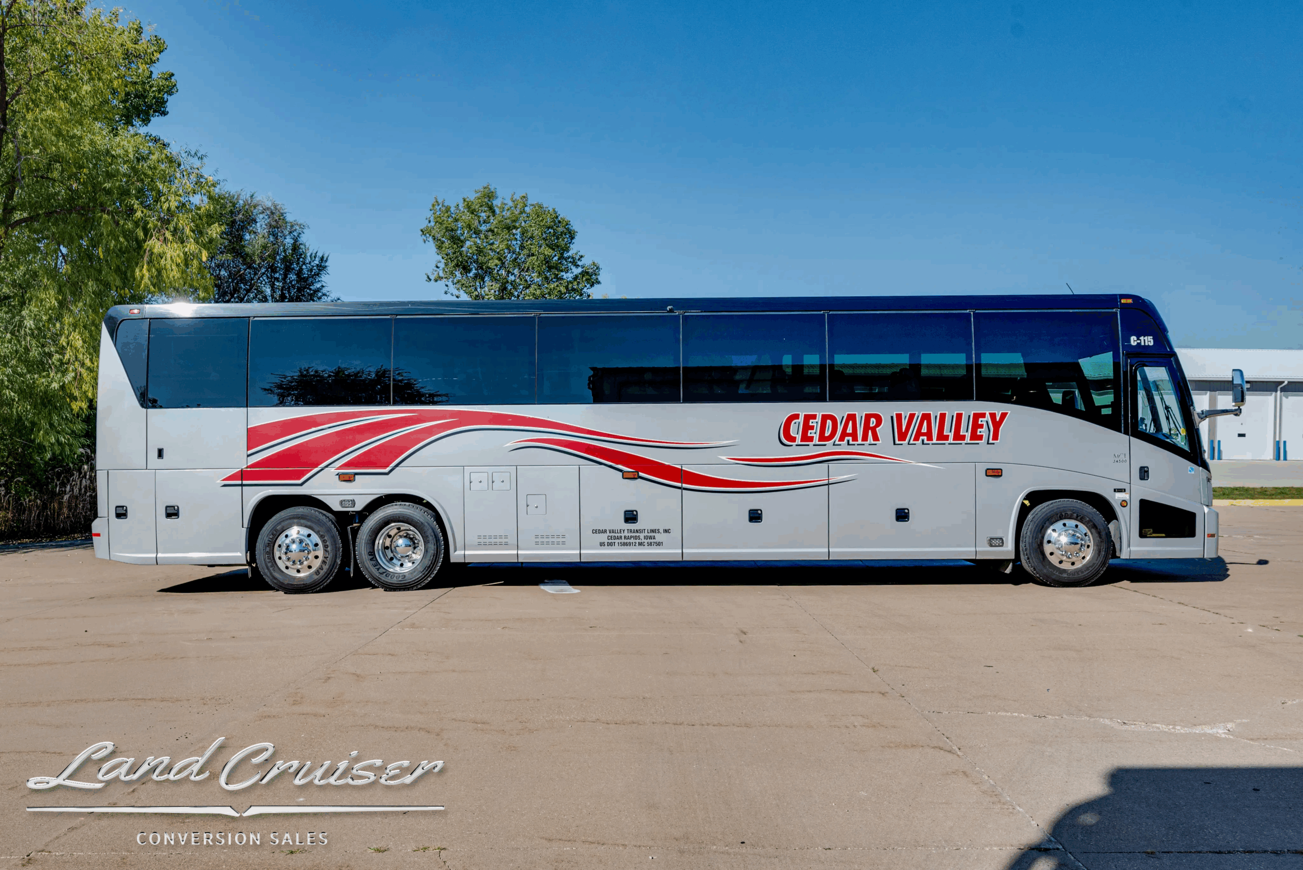 Driver-side full profile of the 45-ft × 102-in J4500.