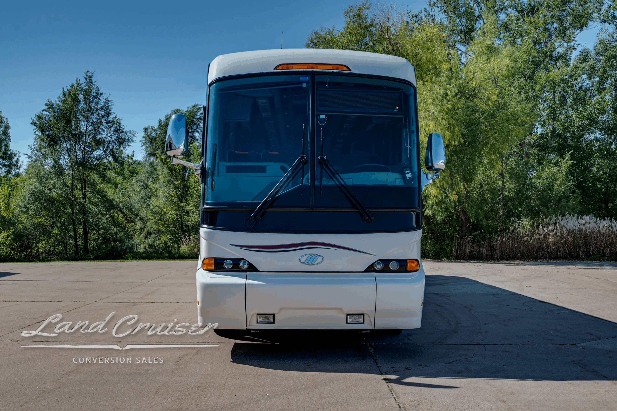 Head-on front view of the MCI J4500.