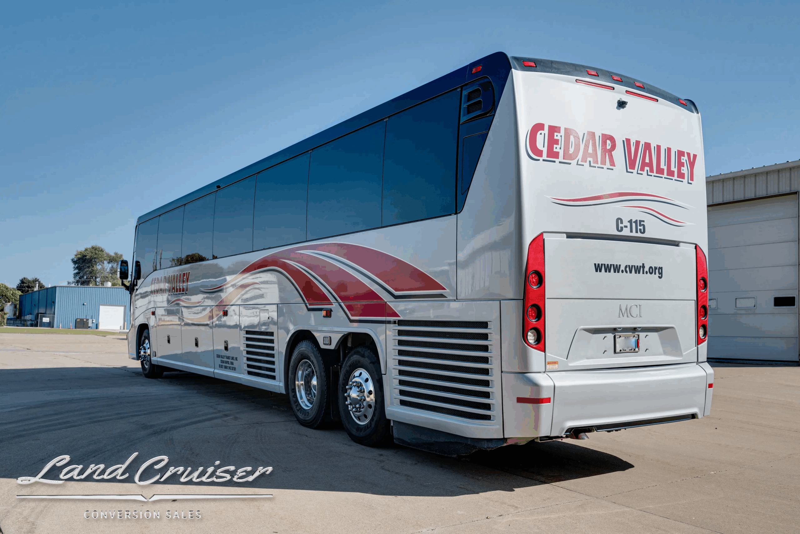 Rear-right three-quarter of the motorcoach.