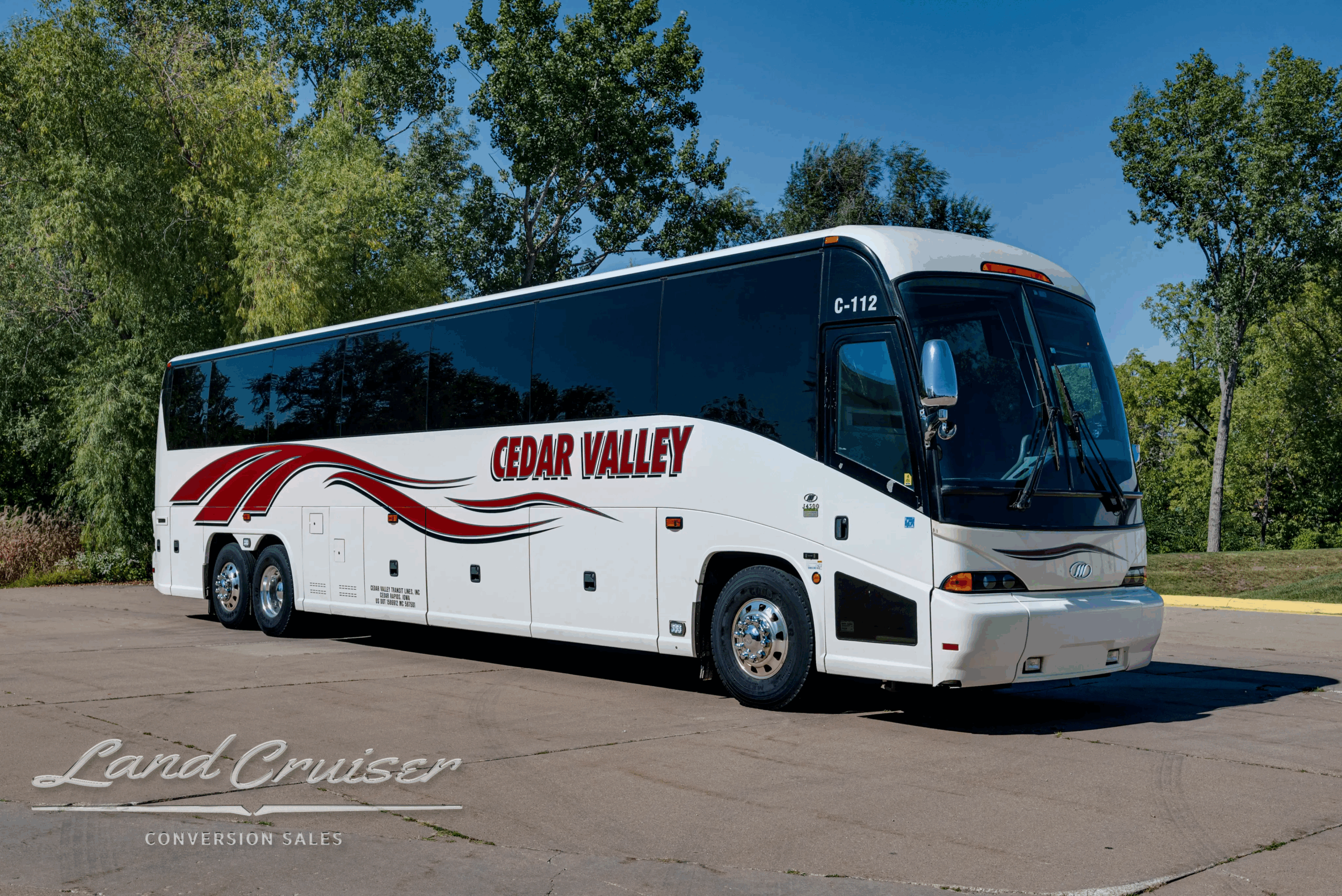 MCI J4500 (C112) charter coach, front-left exterior view.