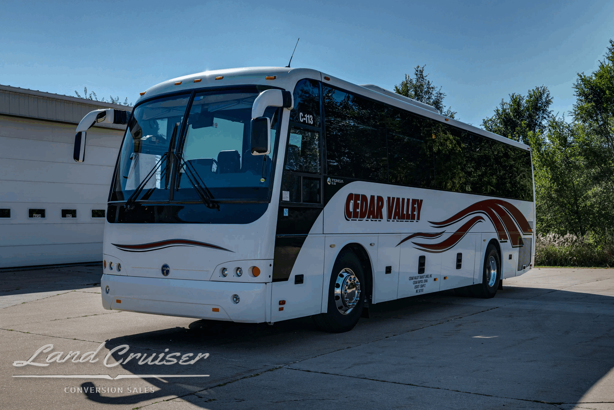 Front-right three-quarter near passenger entry.