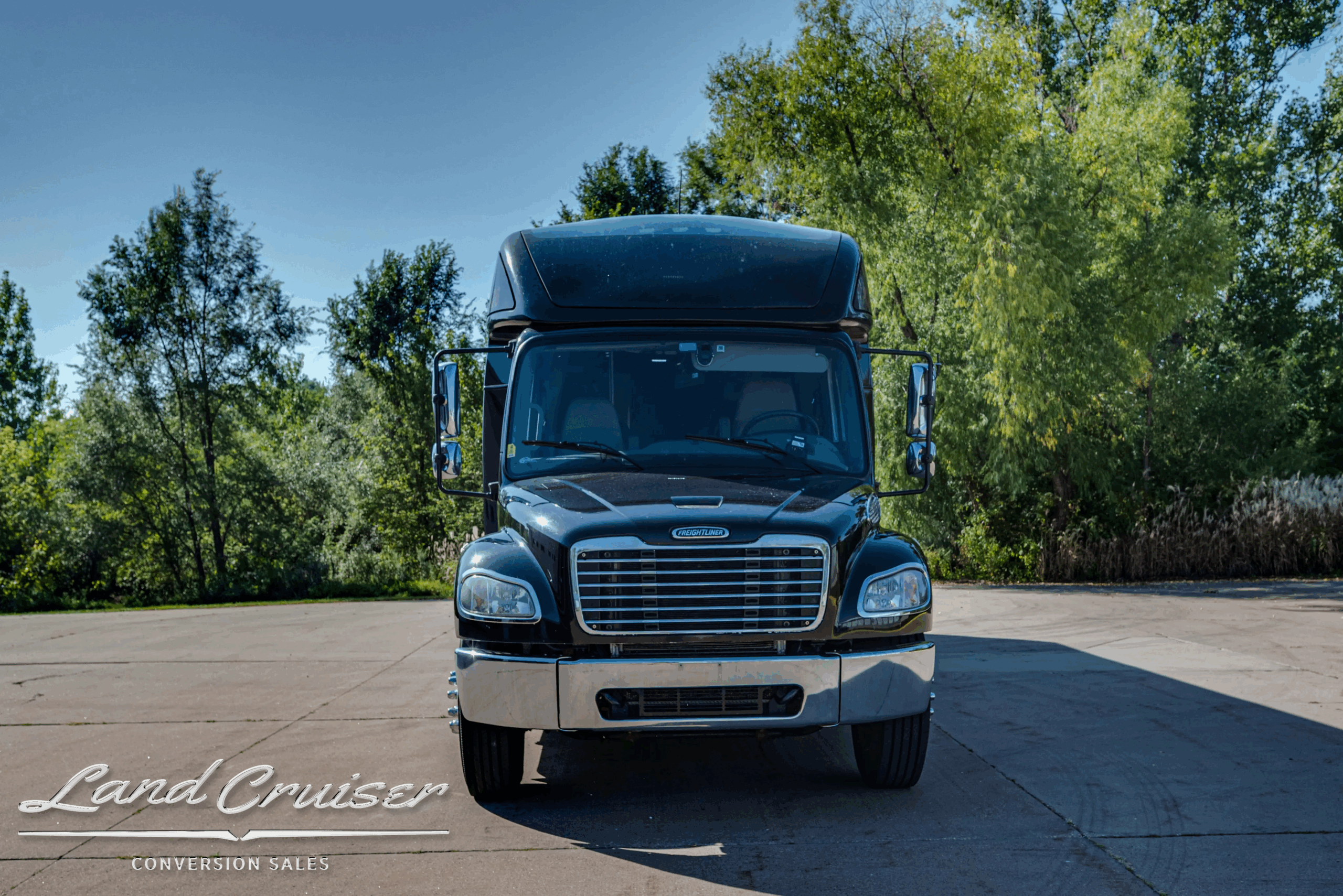 Head-on front view of the 2015 Freightliner Ameritrans coach.